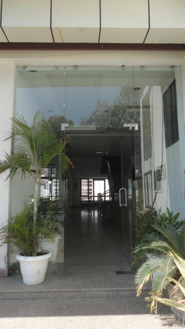 Hotel Satyartha Kathgodam ภายนอก รูปภาพ